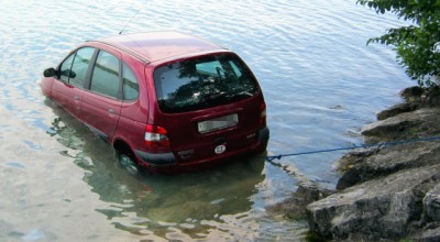 Auto parkte im See - Fahrzeugbergung