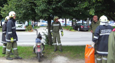 Ölaustritt am Parkplatz der Polizei Schörfling