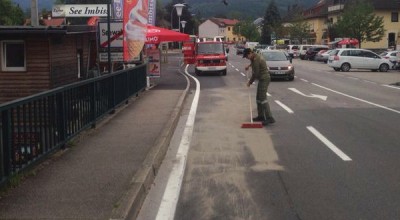 Aufräumarbeiten nach Verkehrsunfall
