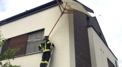 Schirm landete auf Hausdach