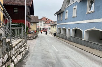 Ölspur im Zentrum von Schörfling