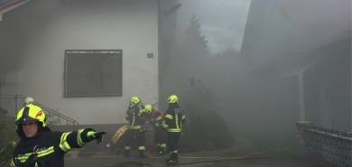 Großeinsatz wegen Brand in Wohnhaus