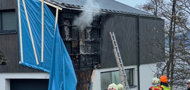 Fassadenbrand nach drei Tagen wieder aufgeflammt