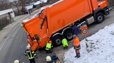 Müllfahrzeug bei Bergeinfahrt festgefahren