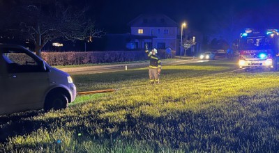 Kleintransporter in Wiese festgefahren