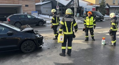 Aufräumarbeiten nach Verkehrsunfall