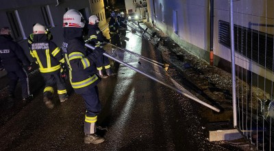 Sturm führt zu blockierter Fahrbahn