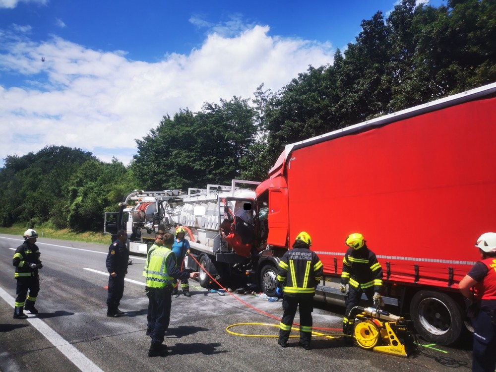 Personenrettung nach Verkehrsunfall mit LKW auf A1