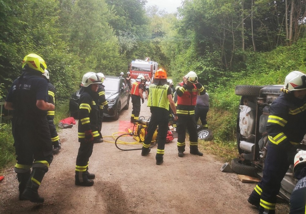 Personenrettung Verkehrsunfall von drei PKW´s mit FF Aurach