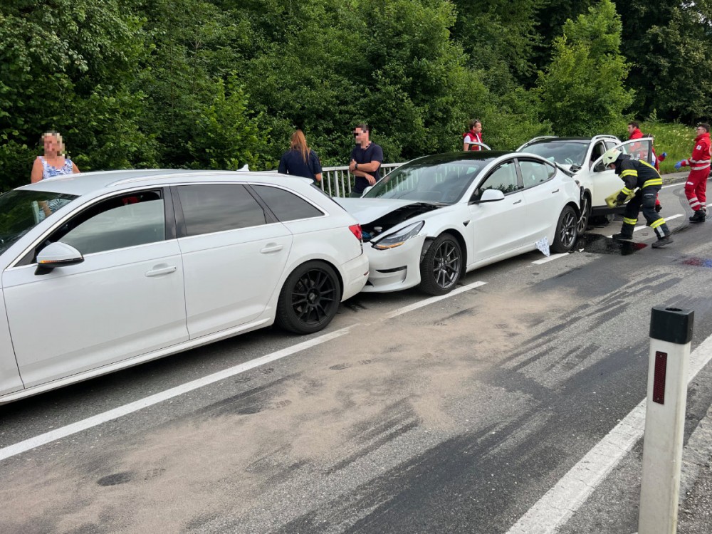 Aufräumarbeiten nach Verkehrsunfall