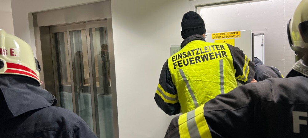 Person in defektem Lift eingeschlossen