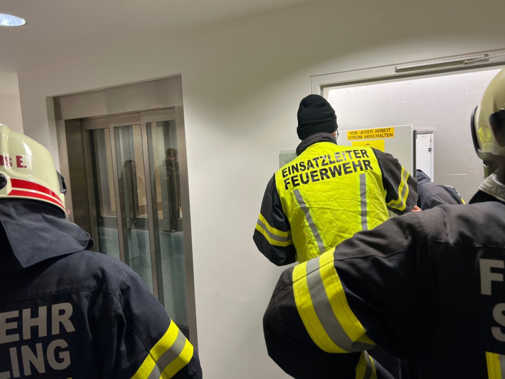 Person in defektem Lift eingeschlossen