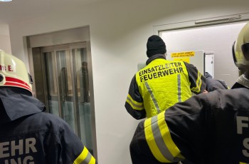 Person in defektem Lift eingeschlossen