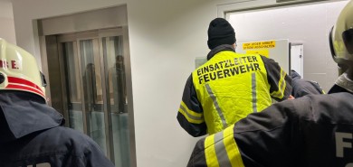 Person in defektem Lift eingeschlossen