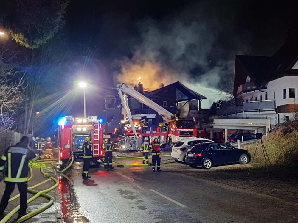 Großbrand in Mehrparteienhaus