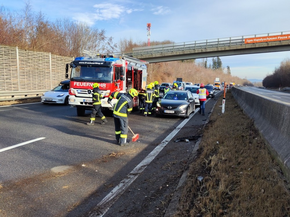 Personenrettung nach Verkehrsunfall auf der Autobahn