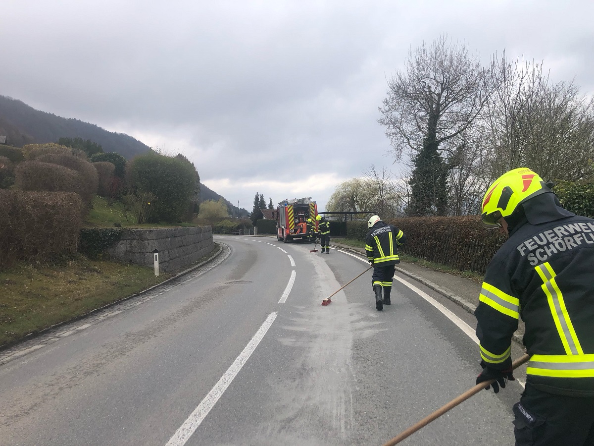 Kilometerlange Ölspur auf der Seestraße