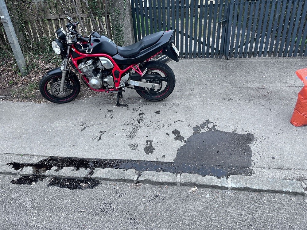kleinere Ölspur nach Motorradunfall