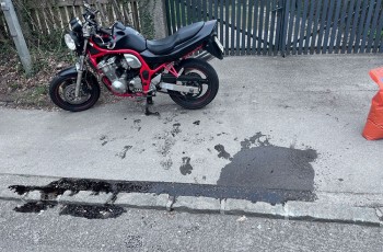 kleinere Ölspur nach Motorradunfall