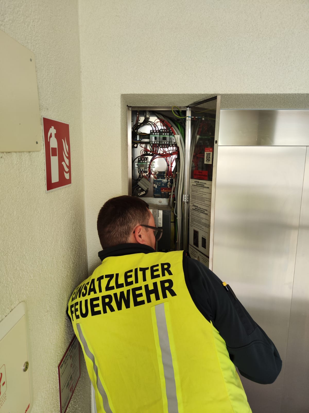 Eingeschlossene Person in Lift