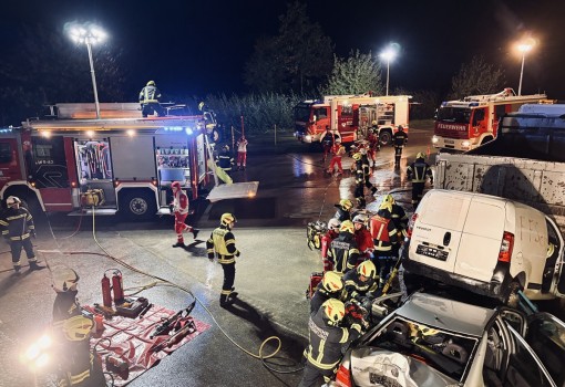Personenrettung nach LKW Unfall