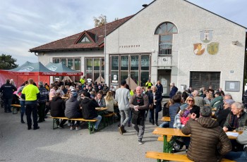 Schnitz’l-Heuriger beim Schörflinger Galluskirtag Schnitz’l-Heuriger beim Schörflinger Galluskirtag