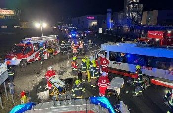 Schwerer Unfall zwischen E-LKW und Kleinbus