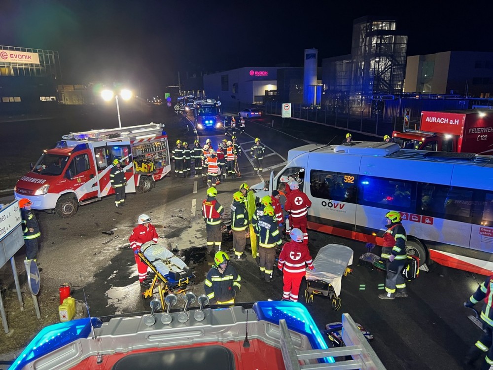 Schwerer Unfall zwischen E-LKW und Kleinbus