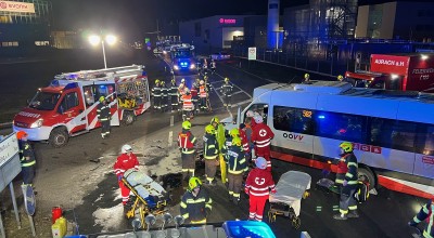 Schwerer Unfall zwischen E-LKW und Kleinbus