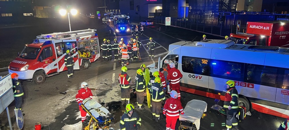 Schwerer Unfall zwischen E-LKW und Kleinbus