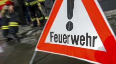 Holzbruch blockiert Straße