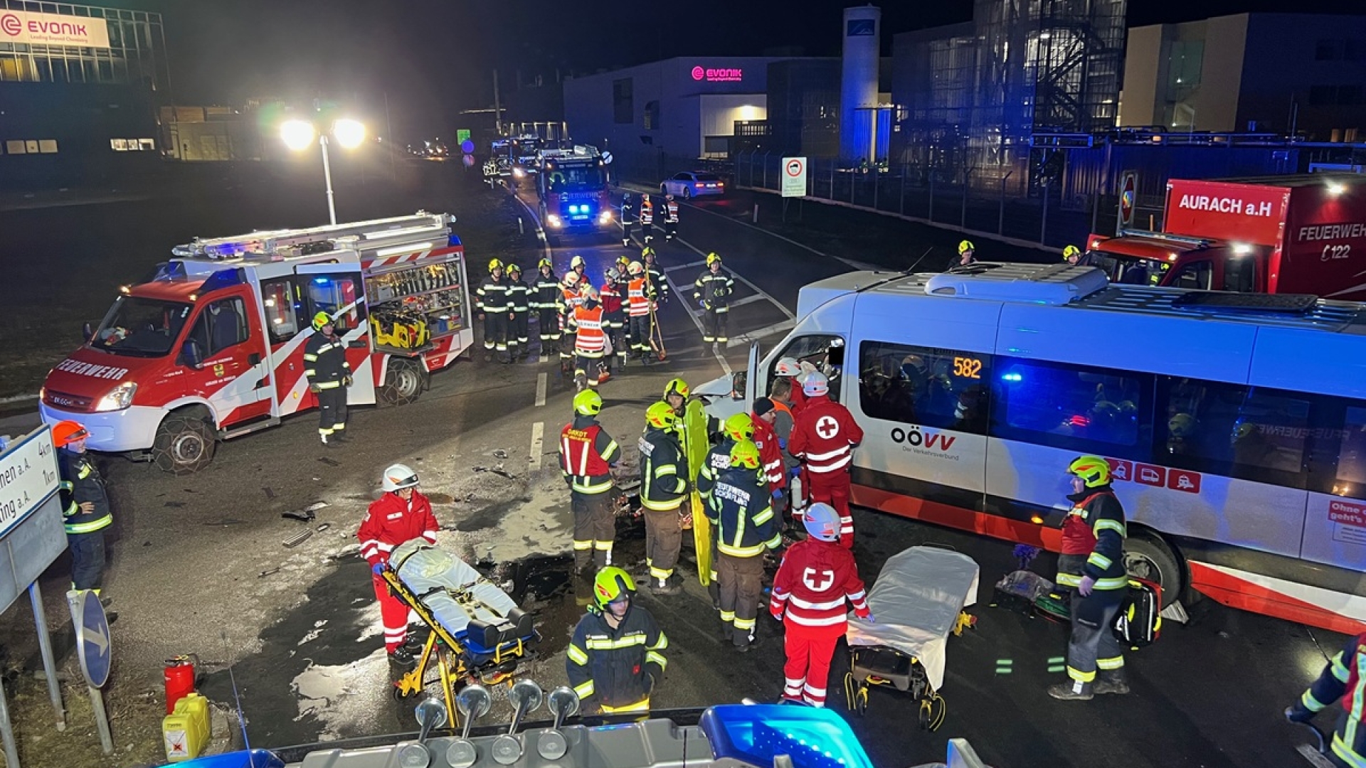 Schwerer Unfall zwischen E-LKW und Kleinbus