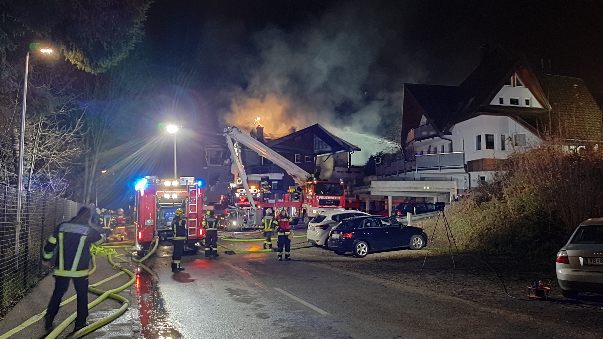 Großbrand in Mehrparteienhaus