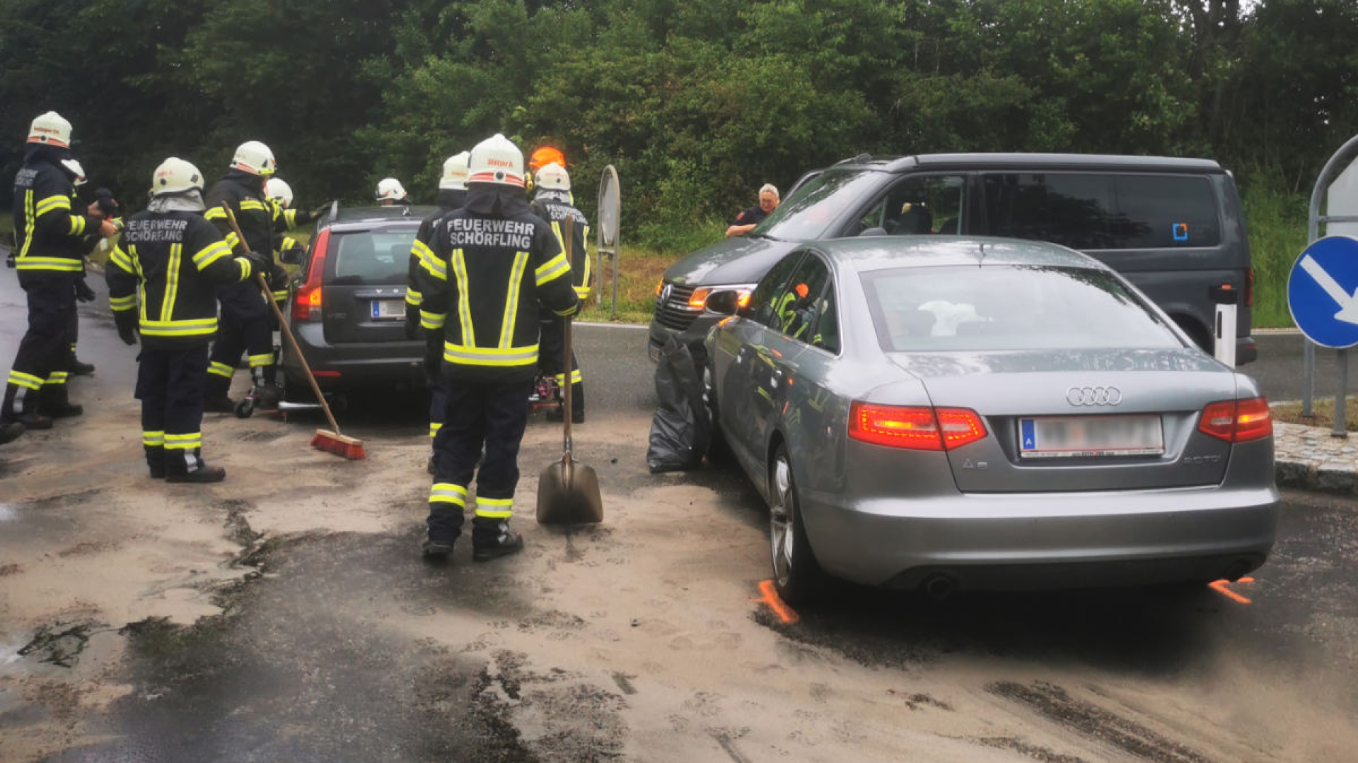 Aufräumarbeiten nach Verkehrsunfall