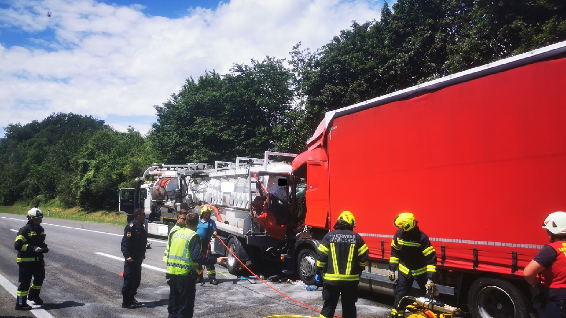 Personenrettung nach Verkehrsunfall mit LKW auf A1