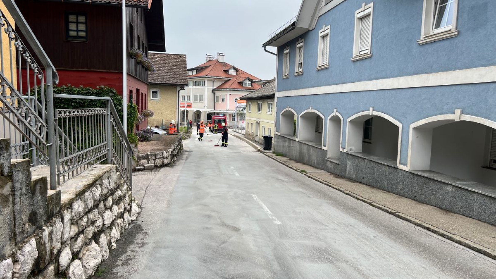 Ölspur im Zentrum von Schörfling