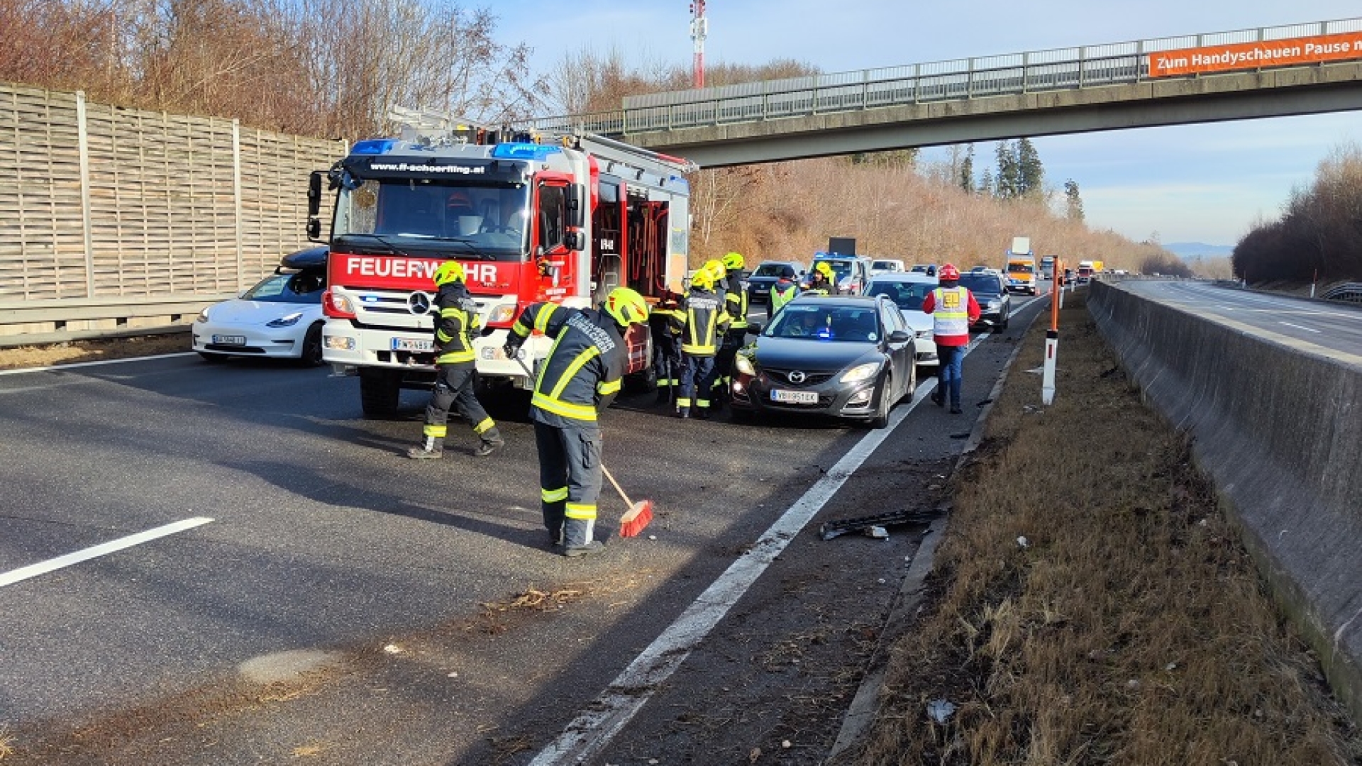 Personenrettung nach Verkehrsunfall auf der Autobahn