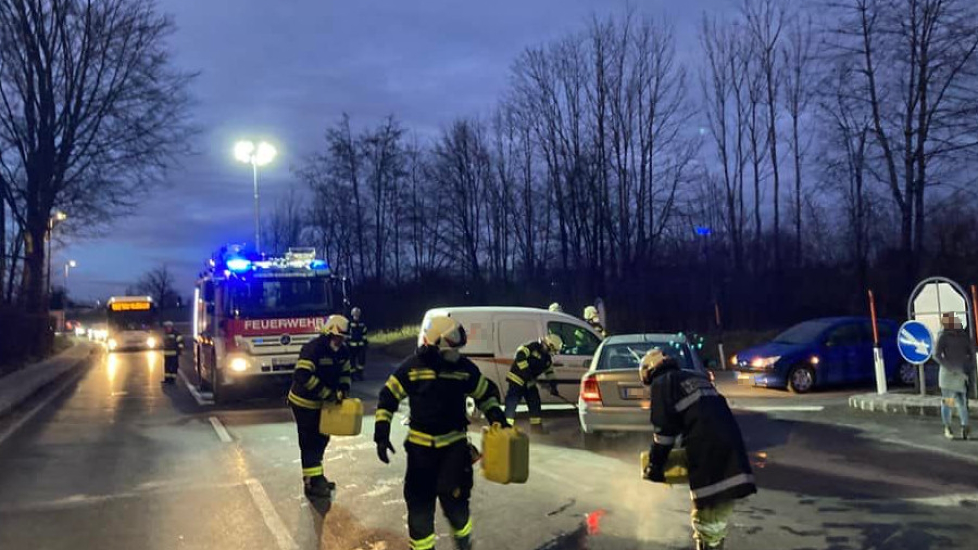 Aufräumarbeiten nach Verkehrsunfall