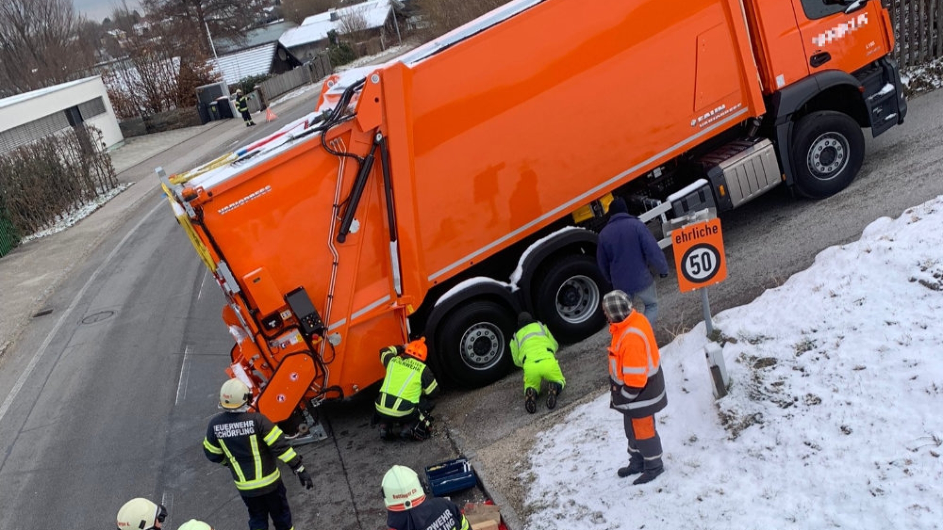Müllfahrzeug bei Bergeinfahrt festgefahren