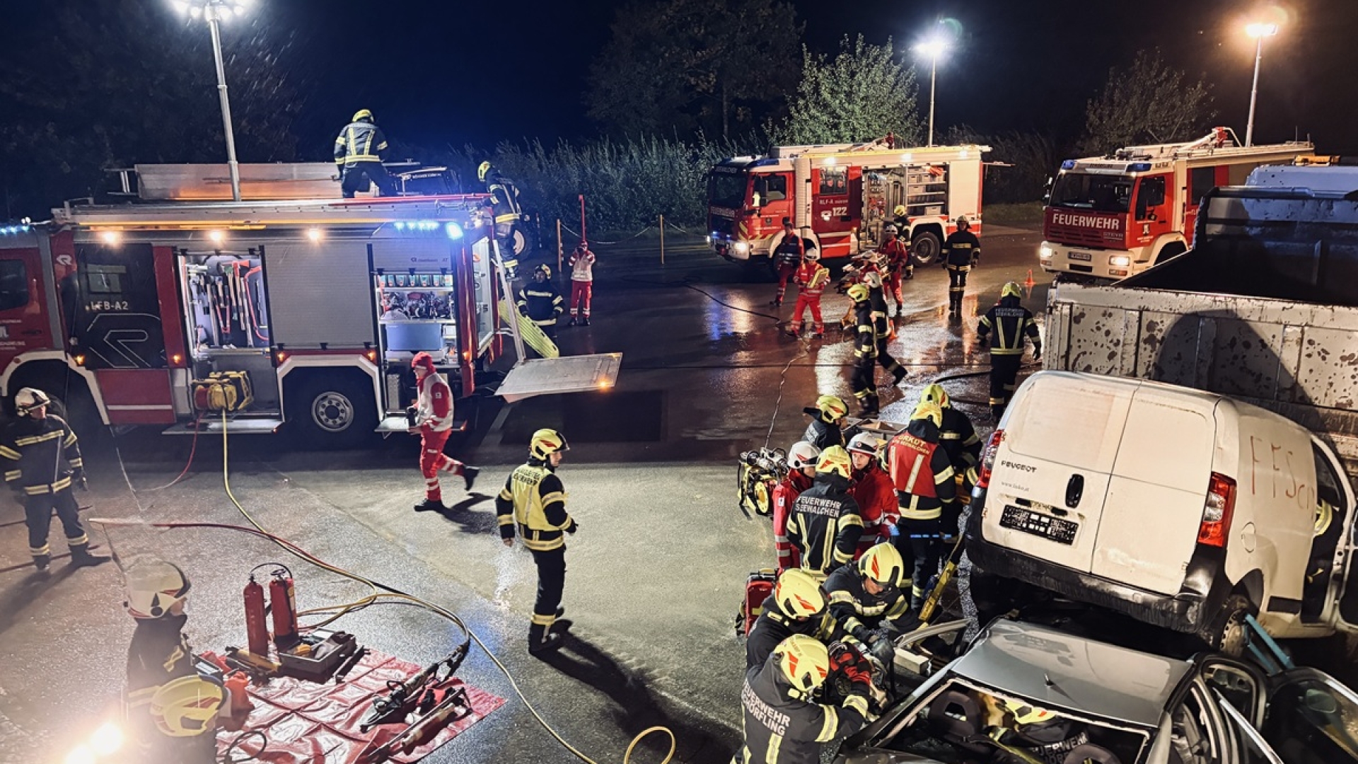 Personenrettung nach LKW Unfall