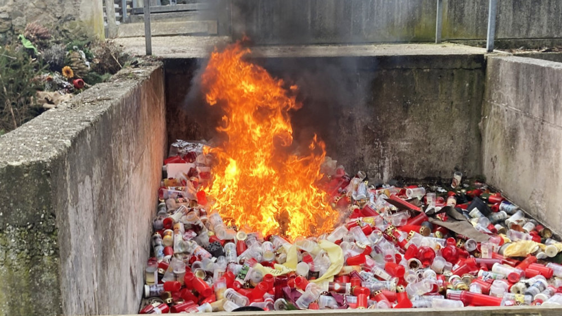 Müllsammelstelle in Brand geraten