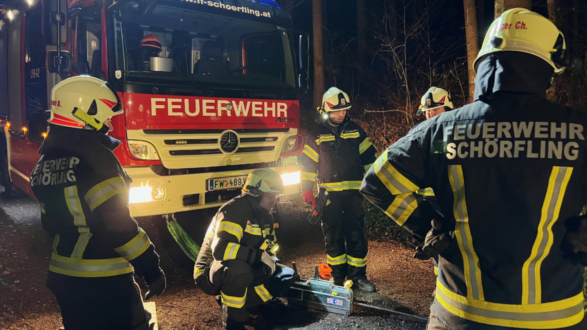 Fahrzeugbergung unter schwierigen Bedingungen im Marktwald