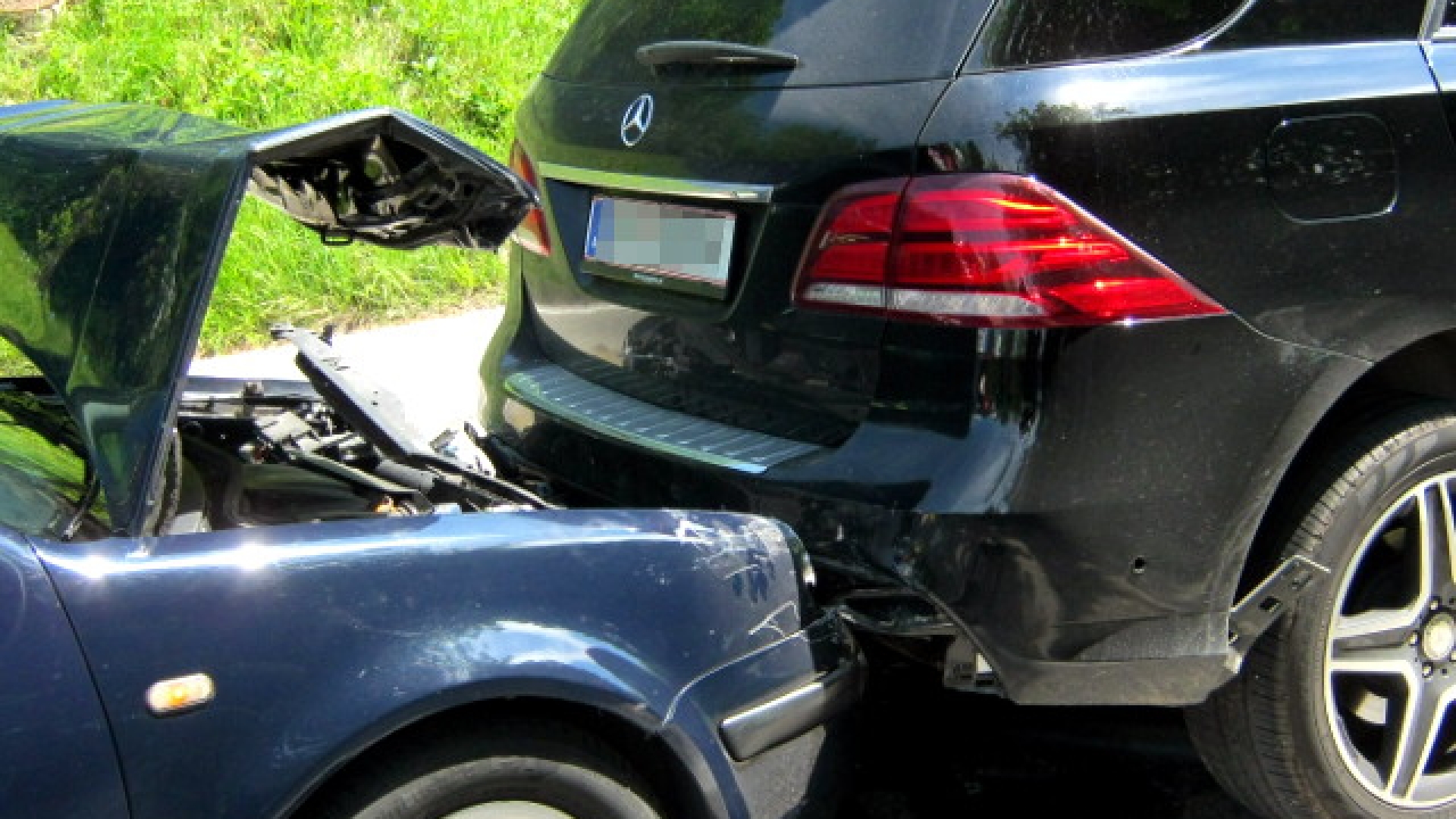 Aufräumarbeiten nach Verkehrsunfall