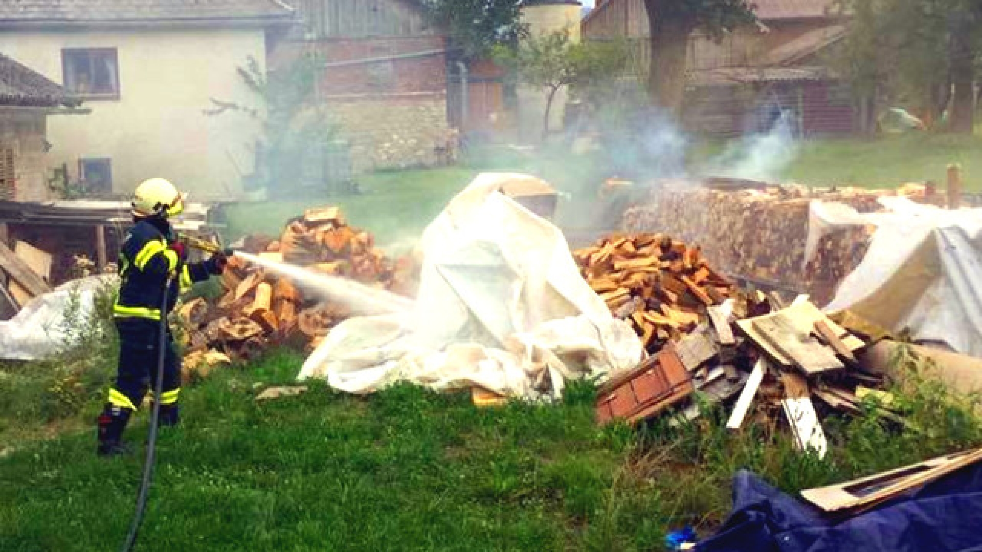 Holzstapel in Brand geraten