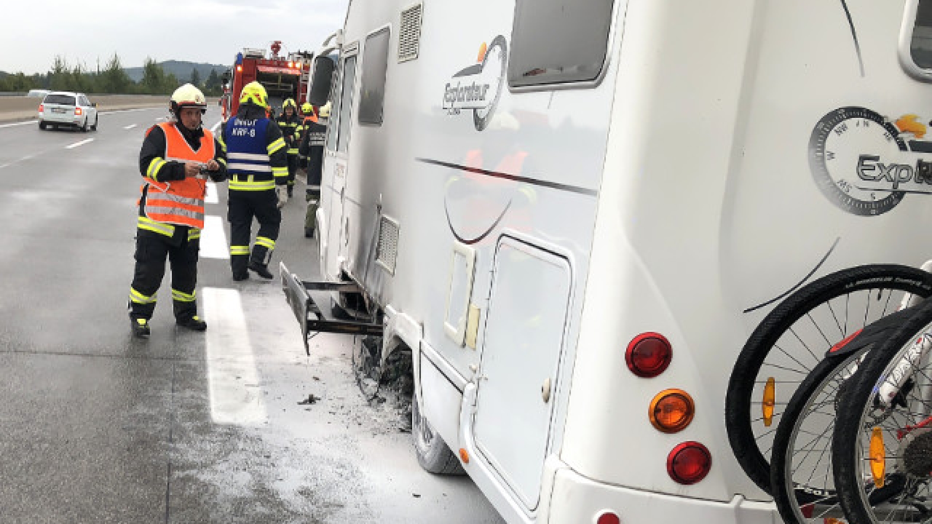 Brand Wohnmobil auf der Autobahn