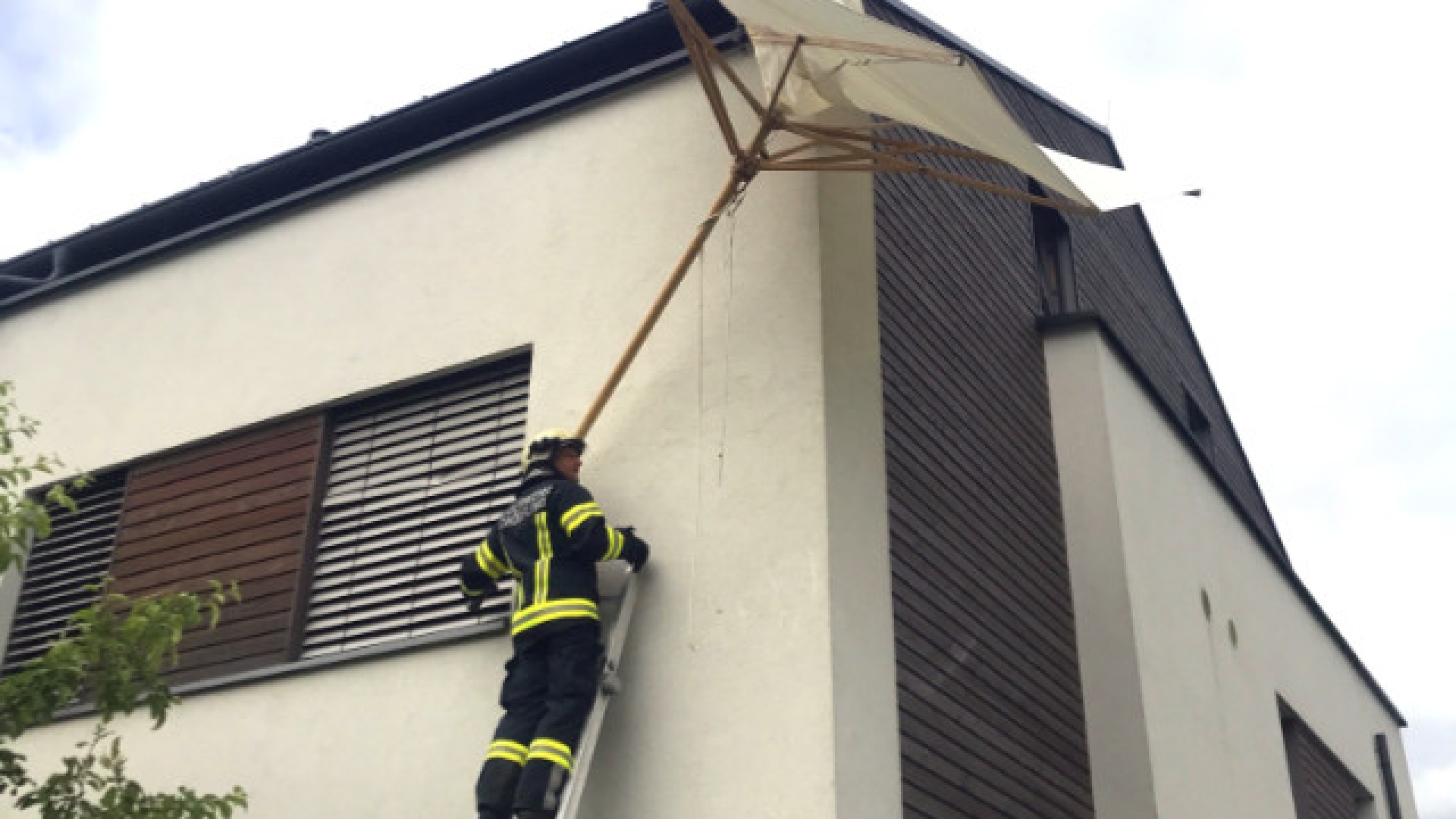 Schirm landete auf Hausdach