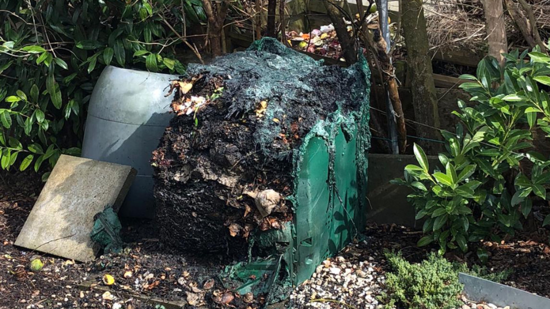 Brand eines Komposthaufens