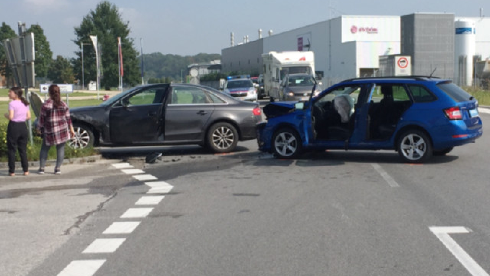 Aufräumarbeiten nach Verkehrsunfall