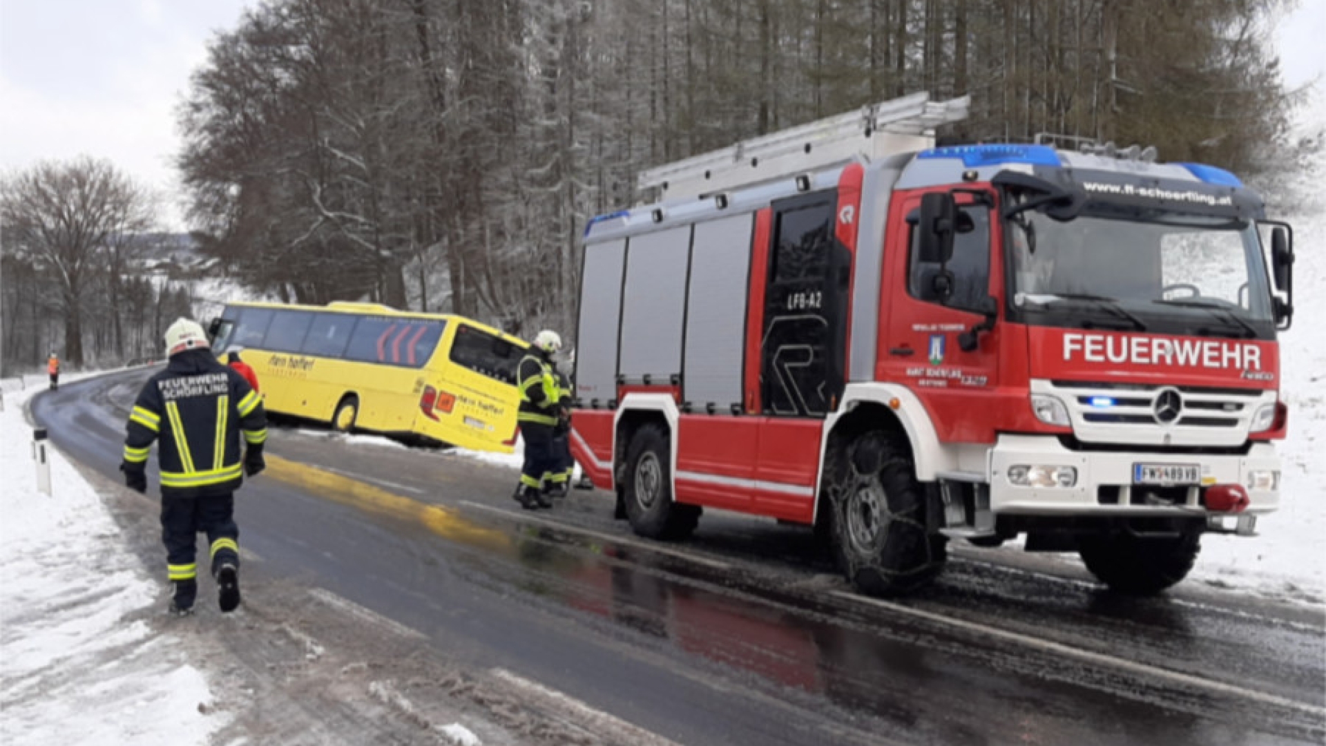 Kindergartenbus von der Straße abgekommen