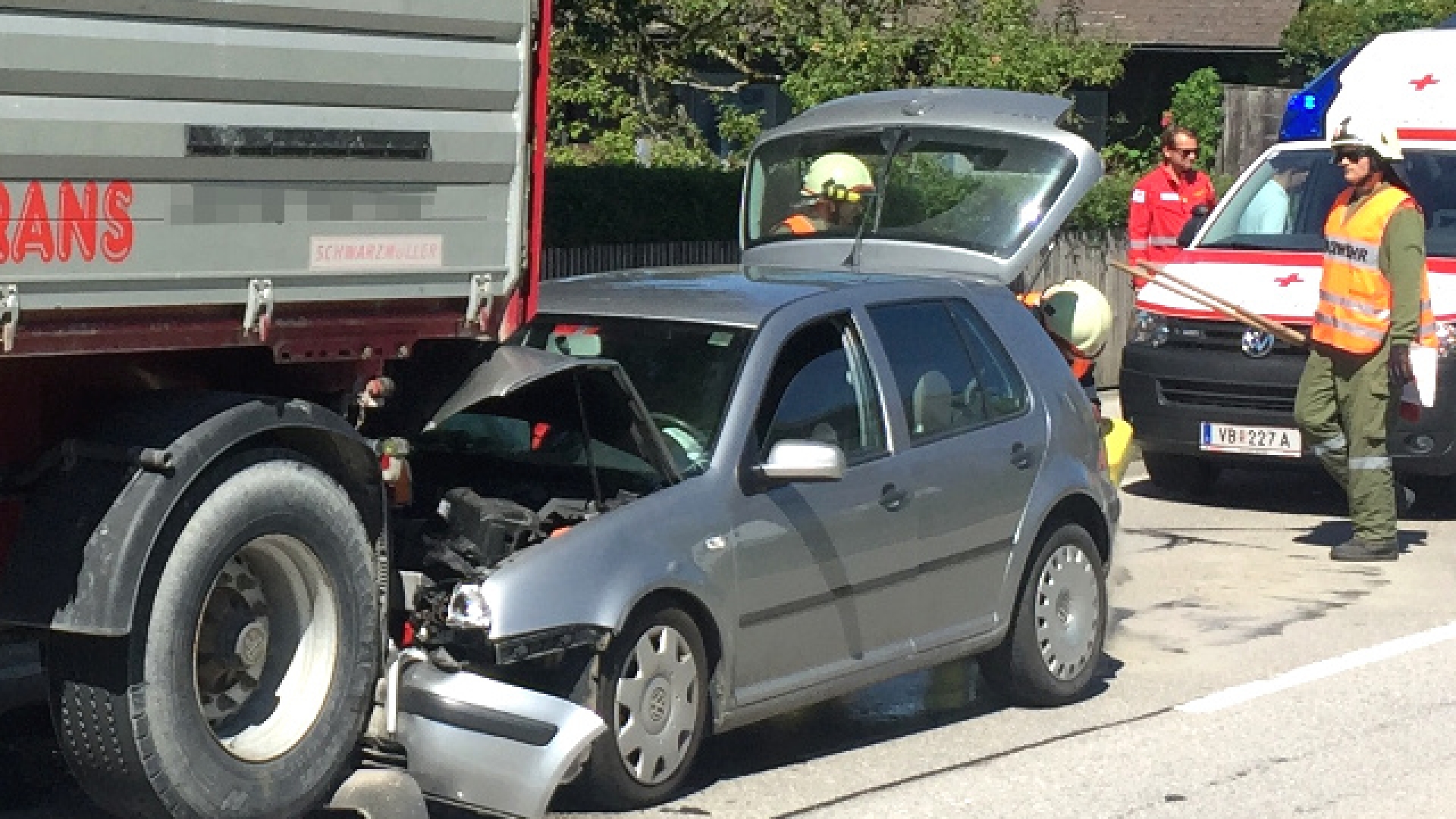 Aufräumarbeiten nach Verkehrsunfall
